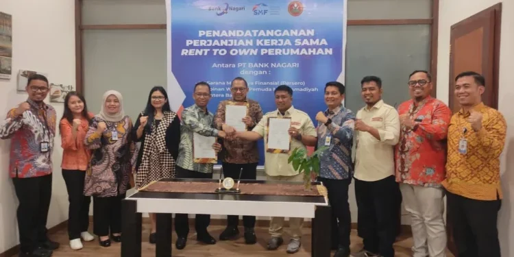 Foto bersama usai penandatanganan kerja sama program Rent to Own antara Bank Nagari, PT Sarana Multigriya Finansial dan Pimpinan Wilayah Pemuda Muhammadiyah Sumbar, Kamis (28/11/2024).