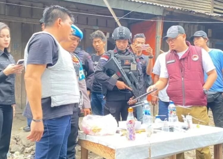 Petugas gabungan menunjukkan barang bukti hasil dari penggerebekan di kawasan Gaung