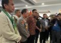 Wakil Ketua Komisi III DPR RI, Ahmad Sahroni saat jumpa pers di Mapolda Sumbar, Senin (25/11/2024).