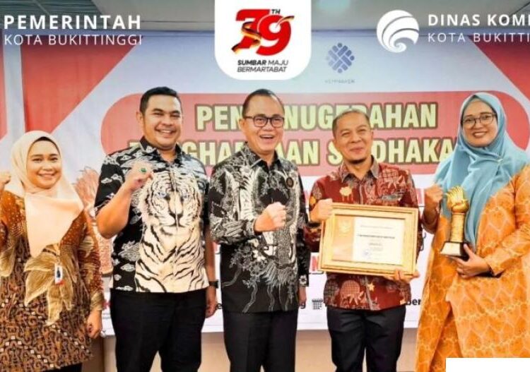 Pjs Wali Kota Bukittinggi menerima penghargaan Produktivitas Siddhakarya 2024 (foto: ist)