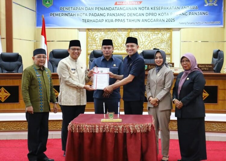 Pemko Padang Panjang bersama DPRD Padang Panjang melakukan penandatanganan persetujuan KUA PPAS Tahun Anggaran 2025 (foto: Diskominfo Padang Panjang)