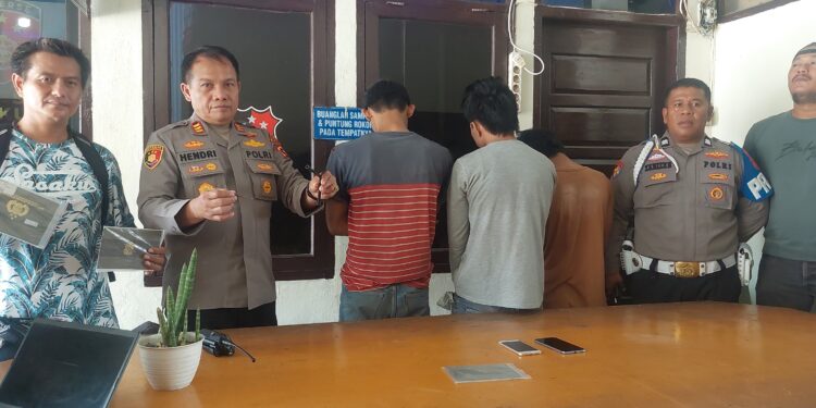 Tiga pria komplotan pencurian sepeda motor di Kota Padang ditangkap polisi, Senin (4/11).