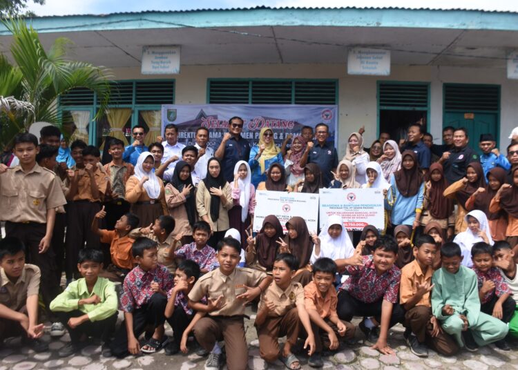 PT Semen padang menyalurkan bantuan beasiswa dan perlengkapan sekolah ke pelajar di Kota Dumai (foto: ist)