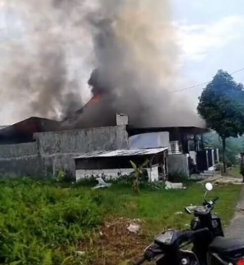 Rumah terbakar di Kota Padang pada Jumat (15/11).