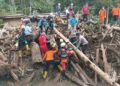 Proses evakuasi korban terseret banjir bandang di Limapuluh Kota.