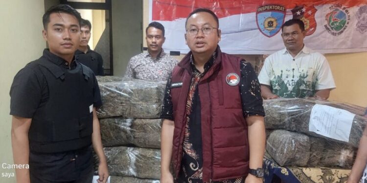 Polisi menggagalkan penyeludupan narkoba ke Sumbar.