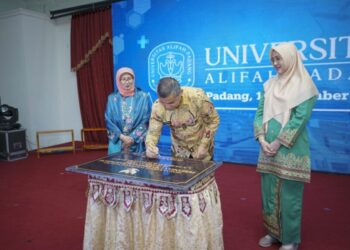 Penandatanganan prasasti saat peluncuran Universitas Alifah Padang, Selasa (19/11/2024).