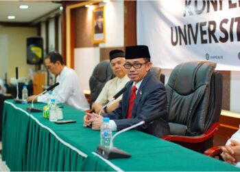 Rektor Unand Efa Yonnedi saat jumpa pers terkait polemik jabatan ketua LPM Unand. [Foto: dok Unand]