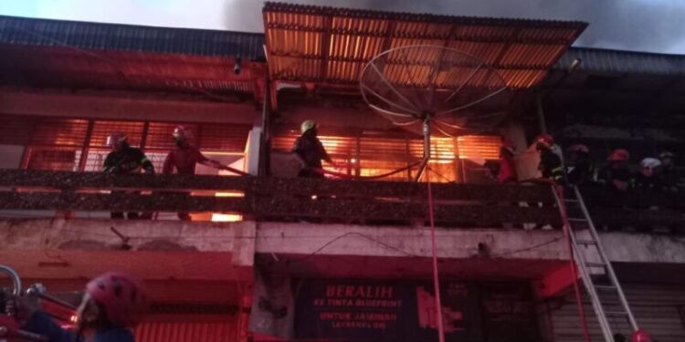 Komplek Pergudangan Nusantara Building Imam Bonjol di Pasar Raya Padang terbakar pada Jumat (8/11).