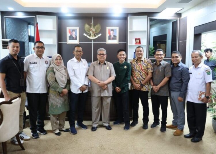 Foto bersama ketua DPRD Sumbar Muhidi dengan KPID Sumbar, Rabu (13/11/2024).