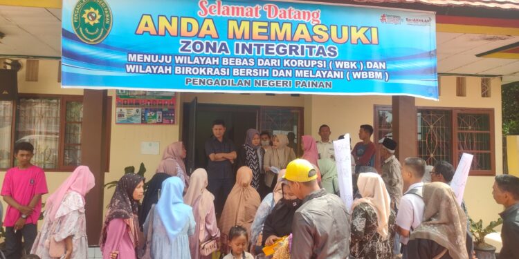 Foto: masyarakat beserta keluarga tersangka kasus perusakan di Pasir Alai mendatangi kantor Pengadilan Negeri Painan untuk meminta keadilan terkait kasus tersebut.