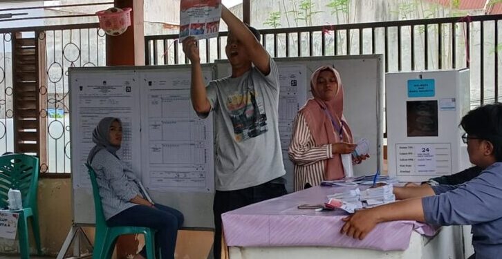 Proses penghitungan suara pemilihan wali kota Padang di TPS 24 Kubu Dalam Parak Karakah, Rabu (27/11).