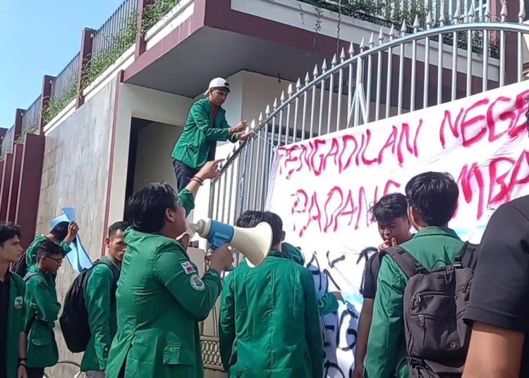 Mahasiswa Unand Geruduk PN Padang Minta Tuntaskan Kasus Korupsi Dana Kemahasiswaan