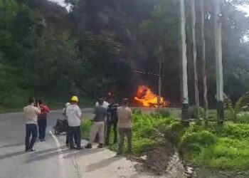 Mobil terbakar di Padang, Senin (11/11)