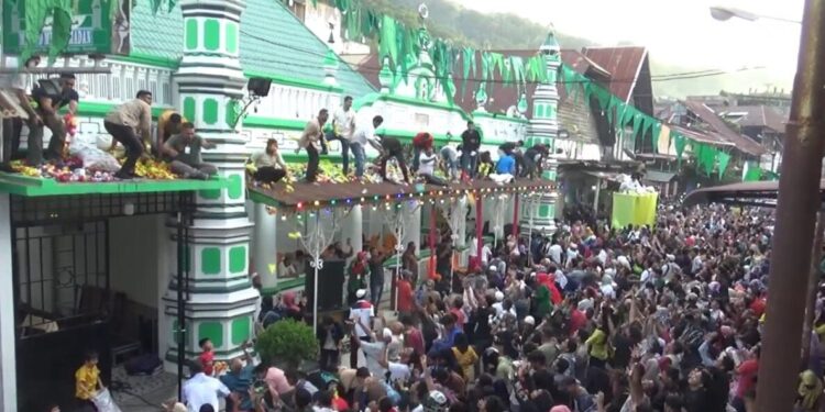 Tradisi Serak Gulo di Kota Padang (foto: ist)