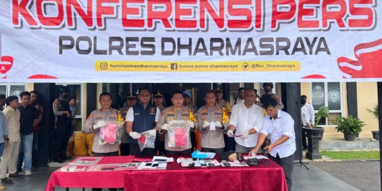 Polres Dharmasraya menggelar konferensi pers, Senin (30/12).