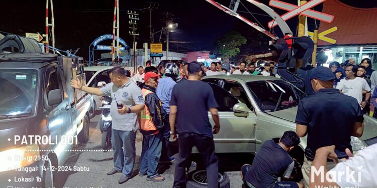 Sedan tertabrak kereta api di Padang.