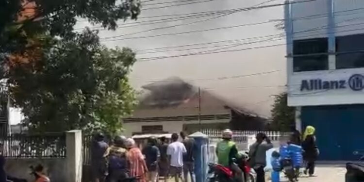 Kebakaran di sebuah rumah di Kota Padang pada Sabtu (28/12)(foto: tangkap layar video)