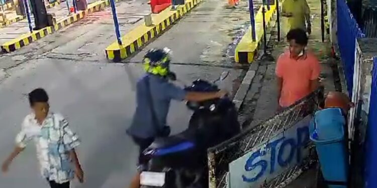 Penampakan pencuri mendorong motor dari Parkiran RSUP M Djamil Padang. Ist