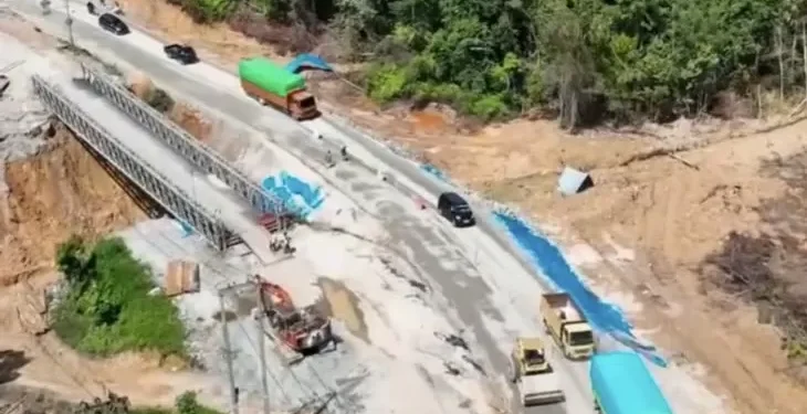 Pantauan arus lalu lintas di ruas jalan putus perbatasan Riau-Sumbar tepatnya di Desa Tanjung Alai, XIII Koto Kampar, Kampar, Sabtu (21/12/2024). (Foto: Instagram BPJN)