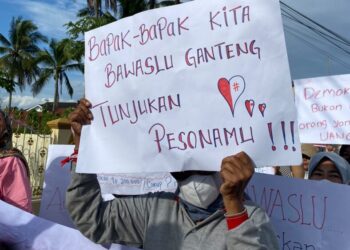 Massa menggelar aksi di Bawaslu Payakumbuh, Rabu (4/12).