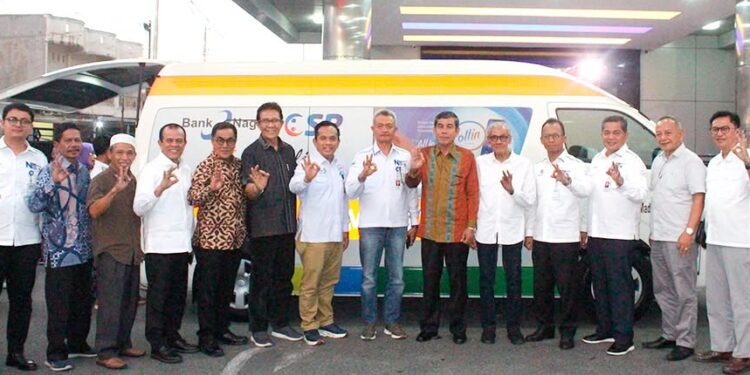 Penyerahan bantuan ambulans oleh Bank Nagari kepada Yayasan Nagari Madani Sejahtera.