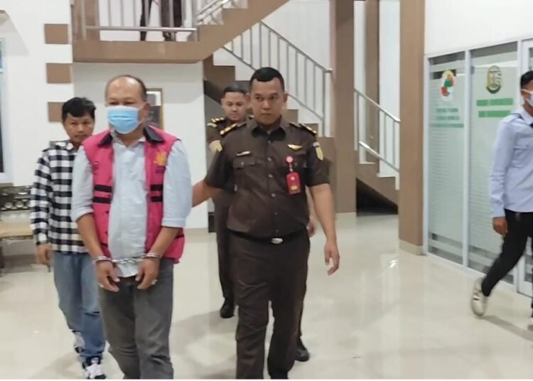 Kejari Payakumbuh menetapkan A sebagai tersangka baru korupsi pengadaan seragam sekolah di Dinas Pendidikan Limapuluh Kota, Senin (9/12).