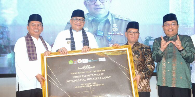 Pj Wali Kota Padang menerima piagam Program Kota Wakaf (foto: Info Publik)