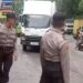 Petugas berlakukan buka tutup jalan di Sitinjau Lauik pada Rabu (4/12) sore.