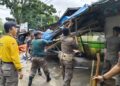 Pembongkaran lapak PKL yang berdiri di fasum (foto: Satpol PP Kota Padang)