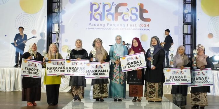 Penyerahan hadiah kepada para pemenang pada Padang Panjang Fest 2024 (foto: Diskominfo Padang Panjang)