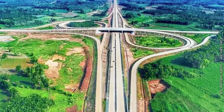 Jalan Tol Trans Sumatra (JTTS) yang dibangun oleh PT Hutama Karya (Persero). (Foto: Kementerian PUPR)