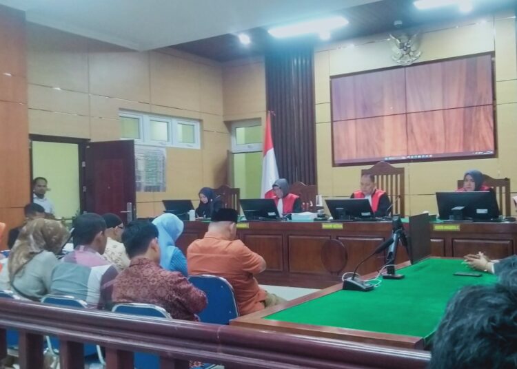 7 ASN mendengarkan tuntutan dari jaksa penuntut umum atas dugaan pelanggaran netralitas Pilkada Pariaman.