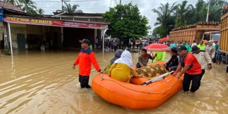 BPBD Pasaman Barat membantu mengevakuasi jenazah dari ambulance yang terkepung banjir di jalan lintas Simpang Empat-Ujung Gading beberapa waktu lalu (foto: ist)