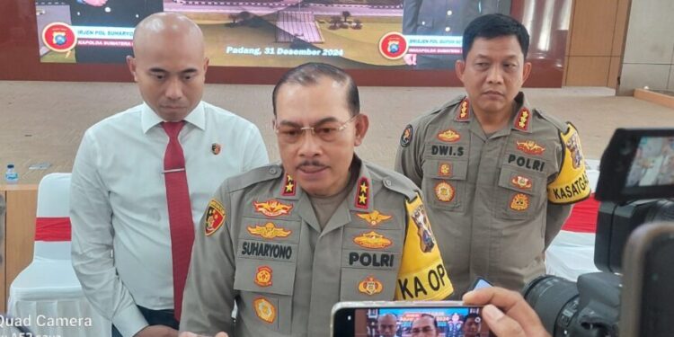 Kapolda Sumbar Irjen Pol Suharyono dalam konferensi pers akhir tahun pada Selasa (31/12).