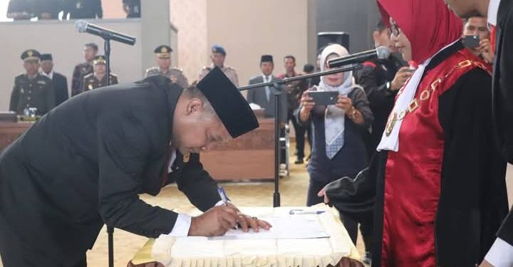 Foto : Jemi Hendra saat dilantik sebagai Ketua DPRD Dharmasraya periode 2024-2029 di ruang sidang Paripurna DPRD Dharmasraya.