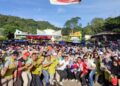 Ribuan guru dan tenaga pendidik di Kota Payakumbuh mengikuti jalan sehat yang berlangsung di Medan Nan Bapaneh, kawasan Ngalau Indah, Minggu (8/12/2024).