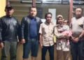 Novri bersama keluarga saat berada di Polsek Batang Kapas. Ist