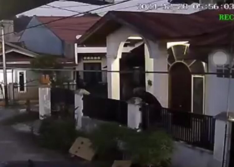 Tangkapan layar rekaman CCTV pria mencuri di Perum Banuaran Indah Kota Padang.