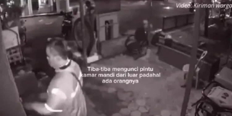 Tangkapan layar video viral oknum driver ojol diduga kunci perempuan di toilet SPBU.