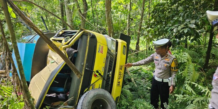 Truk masuk jurang di ruas Jalan Adinegoro, Kabupaten Sijunjung pada Rabu (25/12).