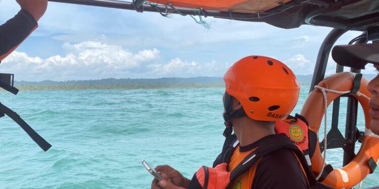 Tim SAR melakukan pencarian penumpang longboat yang terhempas di perairan Muara Masi, Siberut, Kabupaten Kepulauan Mentawai, Rabu (25/12)