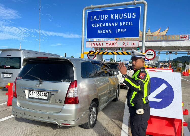 Kondisi arus lalu lintas di Tol Padang-Sicincin.