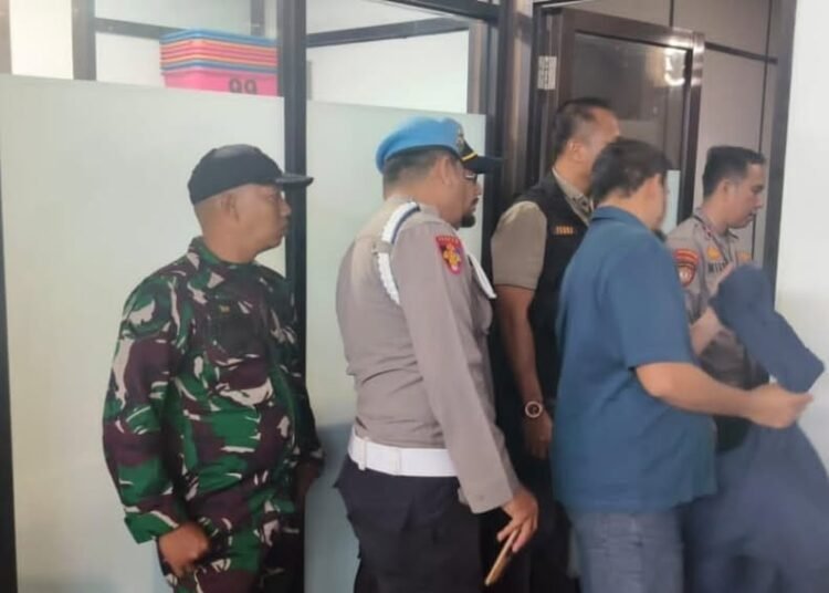 Petugas gagalkan penyeludupan 6 paket sabu seberat 1,3 kilogram dan 6 paket pil ekstasi di Bandara Internasional Minangkabau (BIM), Kabupaten Padang Pariaman, Minggu (29/12).
