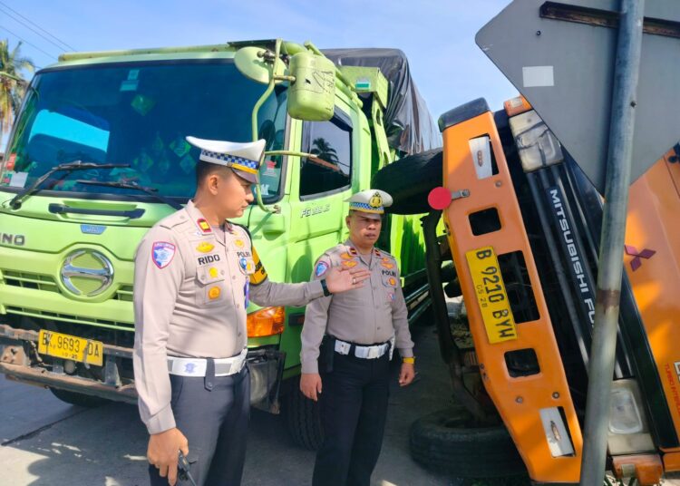 Kecelakaan tunggal di Jalan Raya Padang-Solok pada Jumat (3/1) malam.