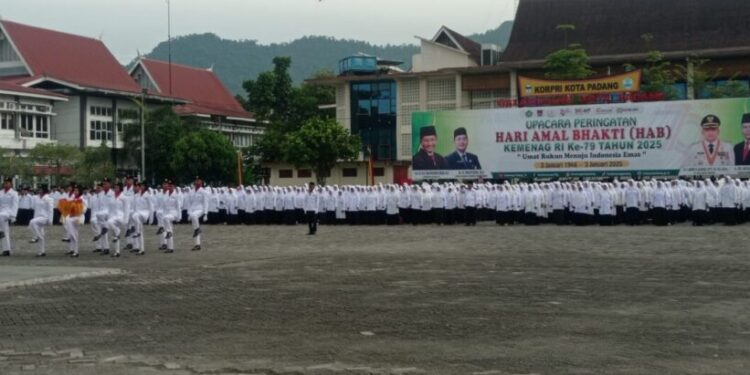 Upacara Hari Amal Bakti Kementerian Agama ke-79 di Galanggang Balai Kota Aie Pacah, Jumat (3/1)/Foto: Diskominfo Kota Padang)