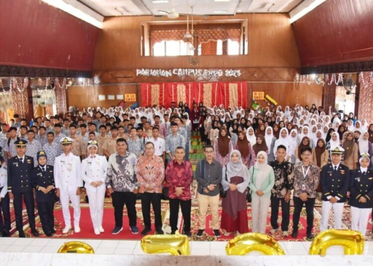 Foto bersama pada Pariaman Campus Expo  XII 2025 di Hall Pemda Saiyo Sakato Pariaman, Minggu (26/1).