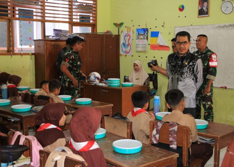 Pelaksana Tugas (Plt) Kepala Dinas Pendidikan Pemuda dan Olahraga (Disdikpora) Kota Pariaman, Riky Falantino meninjau langsung pelaksanaan program Makan Bergisi Gratis (MBG), Kamis (30/1). 