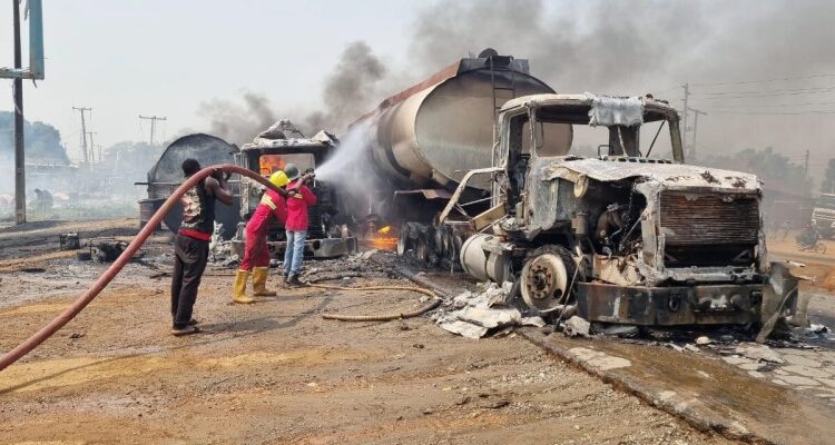 Petugas pemadam kebakaran berusaha memadamkan api setelah truk tangki bahan bakar meledak di Suleja, Nigeria, pada Sabtu 18 Januari 2025. Int