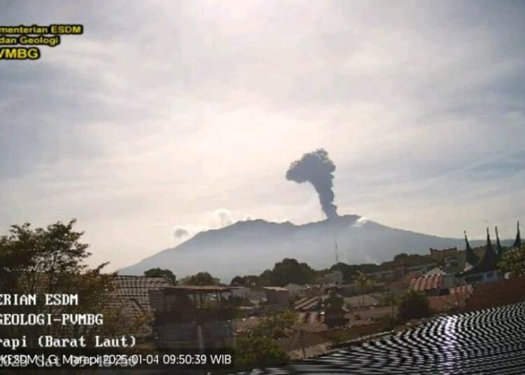 Gunung Marapi erupsi pada Sabtu (4/1)/foto: PGA Marapi